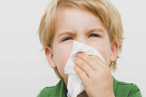 Come curare un naso che cola prolungato in un bambino