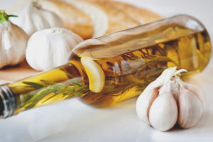 Proprietà utili e applicazione di olio d'aglio